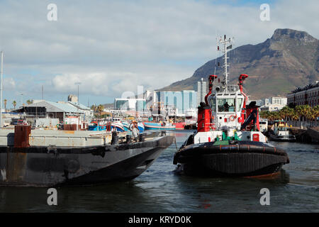 CAPE Town, Sud Africa - 20 febbraio 2012: Lungomare Victoria and Alfred, porto con barche e parte della famosa montagna della tavola Foto Stock