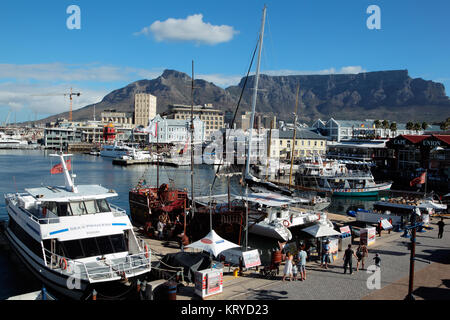 CAPE Town, Sud Africa - 20 febbraio 2012: Lungomare Victoria and Alfred, porto con barche, negozi, ristoranti e il famoso Table Mountain. Foto Stock