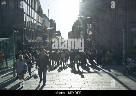 dh Buchanan Street GLASGOW SCOZIA folla di shopping persone affollate strade a piedi in città scozzesi Foto Stock