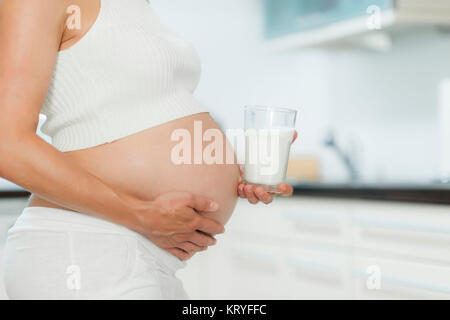 Schwangere Frau Mit einem Glas Milch - donna incinta con un bicchiere di latte Foto Stock