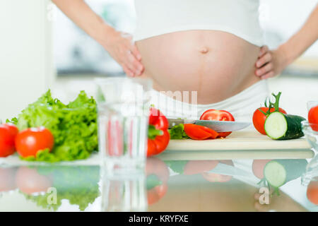 Schwangere Frau mit Gemüse - donna incinta con verdure Foto Stock