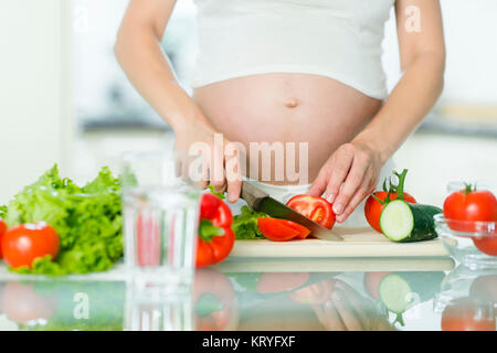 Schwangere Frau mit Gemüse - donna incinta con verdure Foto Stock