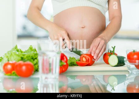 Schwangere Frau mit Gemüse - donna incinta con verdure Foto Stock