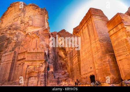 Giallo tombe di roccia mattina Street di facciate Petra Giordania Foto Stock