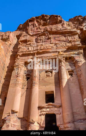 Giallo tombe di roccia mattina Street di facciate Petra Giordania Foto Stock