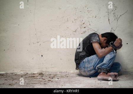 Uomo disperata mani legate insieme con fune Foto Stock