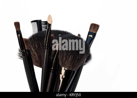 Una varietà di spazzole cosmetiche isolati su sfondo bianco Foto Stock