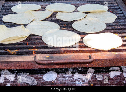 La grigliatura tortillas su di un forno a legna. Foto Stock