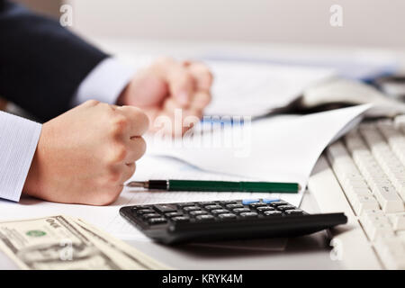 Angry business man mano il pugno di battito sul tavolo in stress o problemi al posto di lavoro Ufficio escursioni Foto Stock