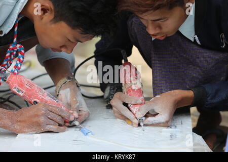 Scene di pietra-muratori alacremente il taglio e la lucidatura del marmo nei laboratori di Mandalay. Foto Stock