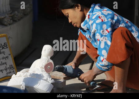 Scene di pietra-muratori alacremente il taglio e la lucidatura del marmo nei laboratori di Mandalay. Foto Stock