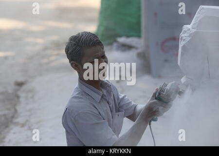 Scene di pietra-muratori alacremente il taglio e la lucidatura del marmo nei laboratori di Mandalay. Foto Stock