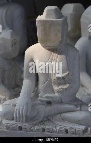 Scene di pietra-muratori alacremente il taglio e la lucidatura del marmo nei laboratori di Mandalay. Foto Stock