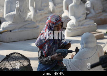 Scene di pietra-muratori alacremente il taglio e la lucidatura del marmo nei laboratori di Mandalay. Foto Stock