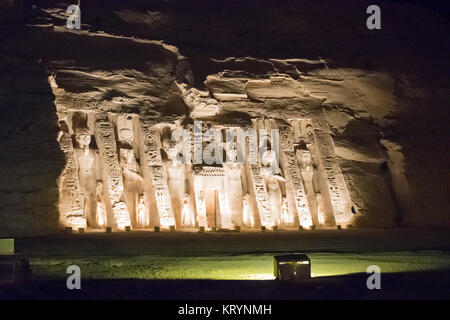 Spettacolo di luci e suoni a Nefertari Hathour tempio di Abu Simbel, Alto Egitto. Foto Stock