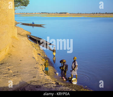 Donne lavando pentole sulla banca del fiume Niger, Mopti, Mali. Foto Stock