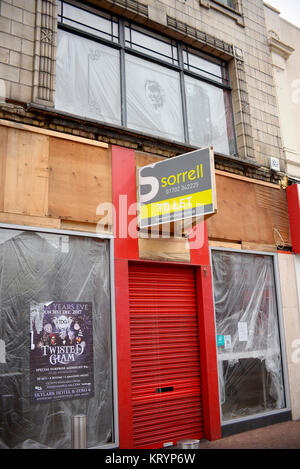 Il KFC ha chiuso ad High Street, Southend on Sea, Essex a causa dell'aumento delle tariffe di affitto. Lasciare firmare da Sorrell. Locali vuoti. Foto Stock