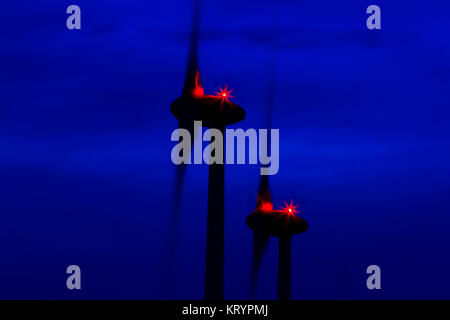 Windkraftanlage bei Nacht Foto Stock