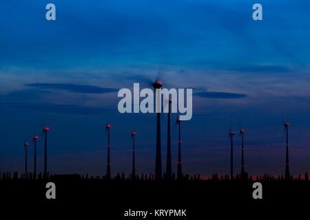 Windkraftanlage bei Nacht Foto Stock