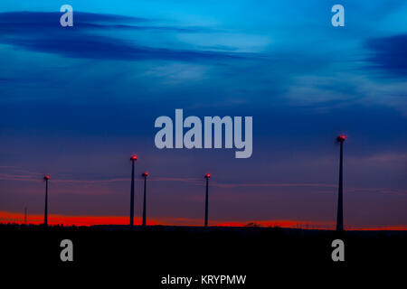 Windkraftanlage bei Nacht Foto Stock