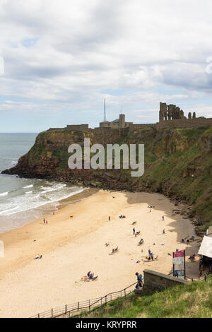 King Edward's Bay in Tynemoth, Tyne and Wear, dominato dal promontorio su cui sorge la vecchia stazione di guardia costiera e Castello di Tynemouth e Priory. Foto Stock