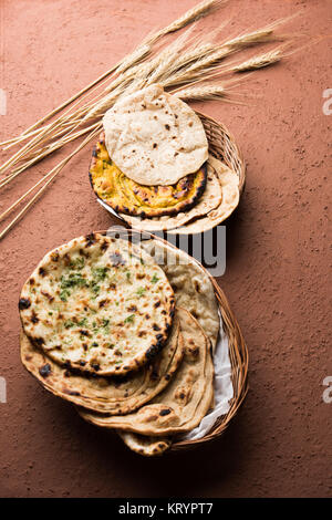 Un assortimento di pane indiano cestello comprende chapati, tandoori roti o naan, paratha, kulcha, fulka, missi roti Foto Stock