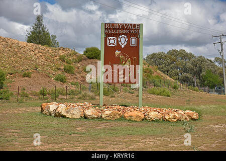 Firmare all'entrata rubyvale sul gemfields nel Queensland in Australia travelleers accogliente della zona Foto Stock