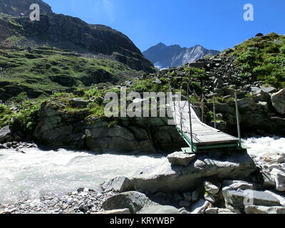 ponte sul fiume nel mondo glaciale weiÃŸsee nel Ã¶denwinkelkees Foto Stock