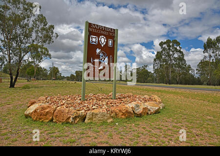 Cartello stradale all'entrata di zaffiro e Zaffiro gemfields nel Queensland, Australia Foto Stock