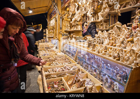 VIENNA, Austria - 18 dicembre 2017: il mercato tradizionale stallo in vecchio stile Christkindlmarkt. I turisti bying woodcraft fatti a mano le figure. Foto Stock