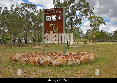 Cartello stradale all'entrata di zaffiro e Zaffiro gemfields nel Queensland, Australia Foto Stock