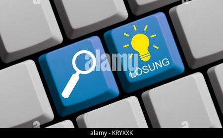 Blaue Tastatur mit Symbolen zeigt online suchen nach Lösungen Foto Stock