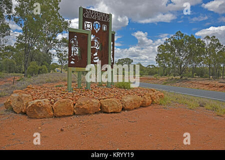 Cartello stradale all'entrata di zaffiro e Zaffiro gemfields nel Queensland, Australia Foto Stock