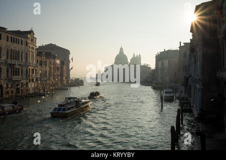 Bocca retroilluminato del Canal Grande vicino alla Basilica di Santa Maria della Salute, Venezia Foto Stock