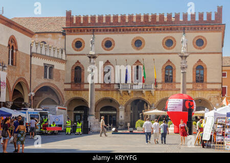 Il Municipio (Palazzo del Comune) sulla piazza principale (Piazza del Popolo) che ha un certo fascino Veneziano - Ravenna, Italia Foto Stock