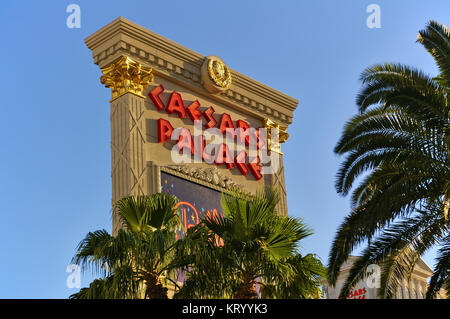Las Vegas, NV, Stati Uniti d'America - Giugno 29th, 2009 - grande cartello che diceva il Caesars Palace illuminata dal sole di sera con le palme in primo piano Foto Stock