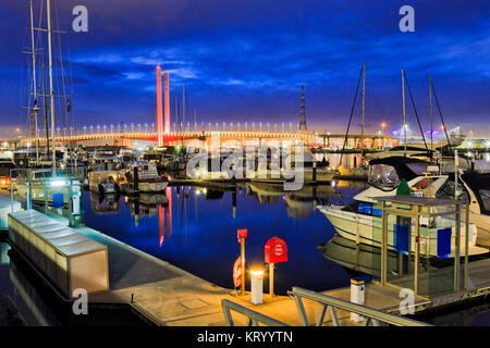 Città di Melbourne Victoria marina sul fiume Yarra nei Docklands sobborgo al tramonto contro il bullone ponte con illiumination e luci che riflettono in ancora wate Foto Stock