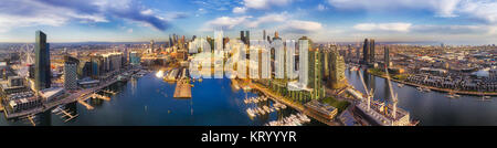 Ampio panorama dei Docklands moderno borgo di Melbourne sul fiume Yarra dalla ruota di divertimenti in città CBD waterfront e Port Melbourne - Antenna di elevata Foto Stock