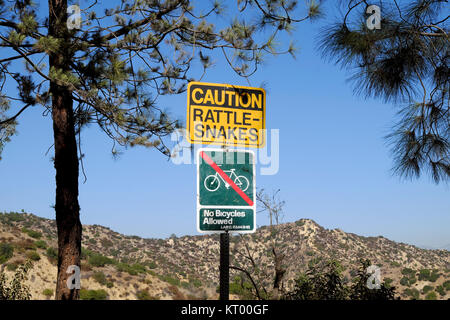 Attenzione Rattlesnakes segno e nessun segno di ciclismo a Griffith Park sulle colline vicino a l'Osservatorio Griffith a Los Angeles California USA KATHY DEWITT Foto Stock