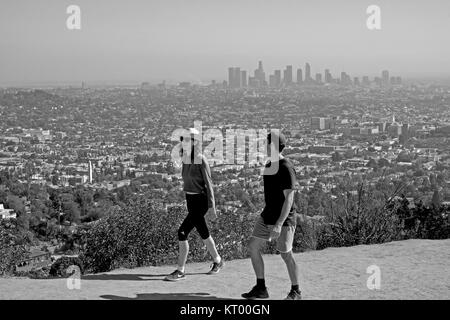 Due persone escursionismo fino il sentiero al Parco Osservatorio Griffith in Griffith Park View su Los Feliz al centro cittadino di Los Angeles, la California KATHY DEWITT Foto Stock