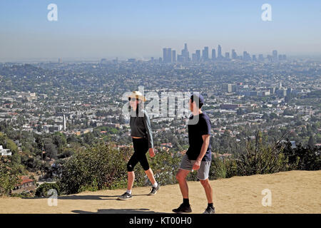 Due persone camminano lungo il sentiero per Griffith Park Observatory in Griffith Park Hills e il paesaggio urbano del centro di Los Angeles, California USA KATHY DEWITT Foto Stock