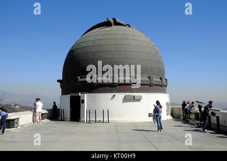 Le persone al di fuori del planetario edificio all'Osservatorio Griffith in Griffith Park di Los Angeles, California USA KATHY DEWITT Foto Stock