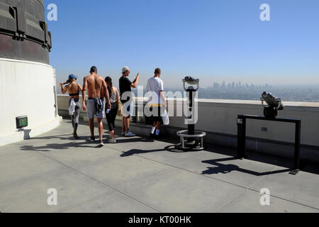 Persone che guardano la downtown dal tetto dell'edificio planetario Osservatorio Griffith Griffith Park di Los Angeles California USA KATHY DEWITT Foto Stock