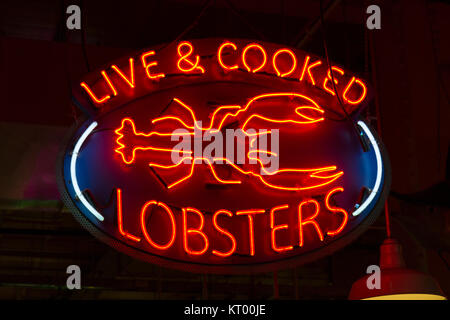 "Live & aragoste cotte' insegna al neon nel Reading Terminal Market di Philadelphia, Pennsylvania, Stati Uniti. Foto Stock