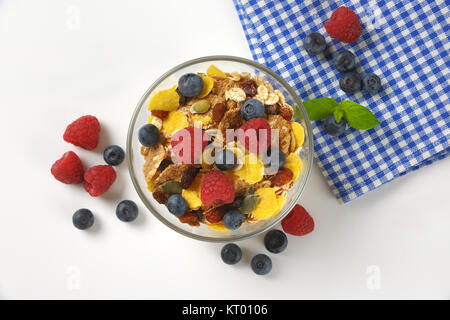 Ciotola di cereali per la prima colazione e freschi frutti di bosco Foto Stock