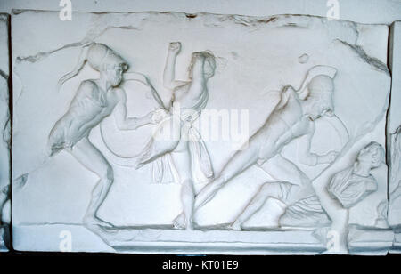 Fregio di Amazon o di Amazzonomachia, mostrando la battaglia tra greci e amazzoni (353-350 a.C.) dal Mausoleo di Alicarnasso o tomba di Mausolus, nell attuale bodrum, Turchia Foto Stock