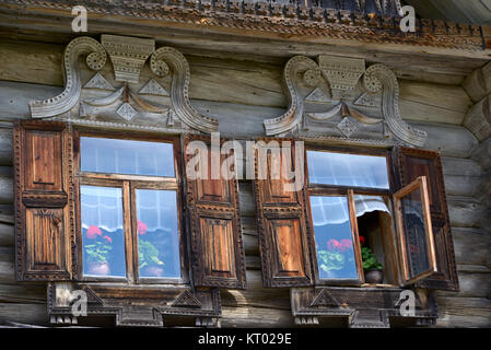 Due finestre in legno casa contadina del Nord della Russia Foto Stock