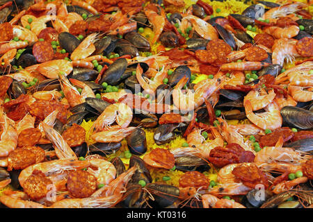 Enorme paella con frutti di mare e aglio salsiccia Foto Stock