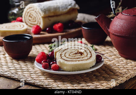 Rotolo di biscuit per con frutti di bosco. Foto Stock