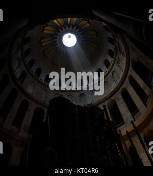 La luce del sole splende attraverso la cupola della chiesa del Santo Sepolcro sull'Edicola (wide), la Città Vecchia di Gerusalemme Foto Stock